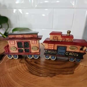 2 Piece World Bazaars Inc. Holiday Santa‎ Express Train Christmas Figurines 1995